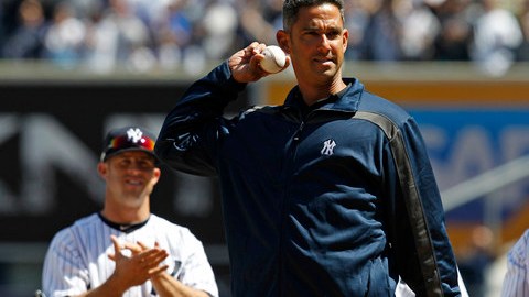 El retirado receptor boricua de los Yankees Jorge Posada al momento de efectuar ayer el lance de honor.