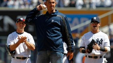 El retirado receptor boricua de los Yankees Jorge Posada al momento de efectuar ayer el lance de honor.
