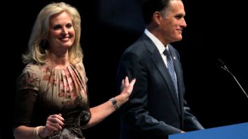 El candidato presidencial republicano Mitt Romney junto a su esposa Ann, habló ayer ante en la convención de la Asociación Nacional del Rifle, en St. Louis.
