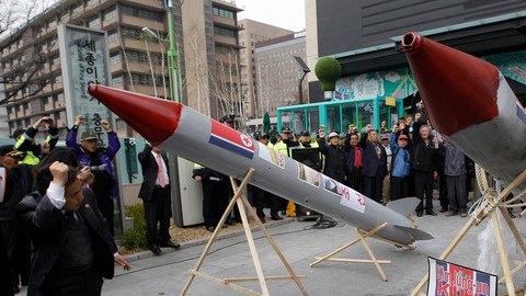 Activistas surcoreanos protestan contra el lanzamiento de un cohete de largo alcance realizado por Corea del Norte y que cayó al mar.