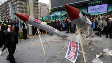 Activistas surcoreanos protestan contra el lanzamiento de un cohete de largo alcance realizado por Corea del Norte y que cayó al mar.