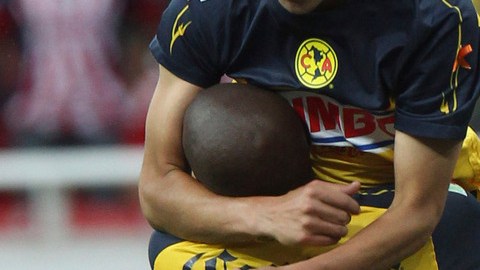 Paul Aguilar y Aquivaldo Mosquera (3), del América, celebran su reciente victoria clásica sobre las Chivas, que funge de antesala al partido de hoy contra Santos.