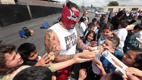 Un grupo de deportistas visitó la escuela  Humphries Elementary  para dar un mensaje contra el acoso escolar.