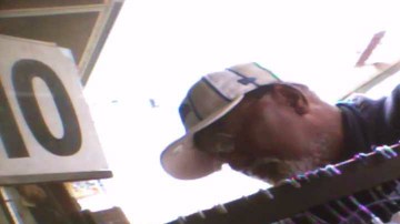 Un vendedor de Tempo oculta el veneno prohibido entre la ropa de un negocio.