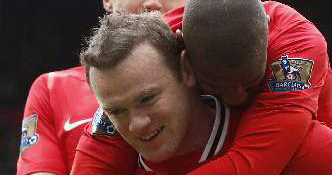 Jugadores de Man United celebren su triunfo.