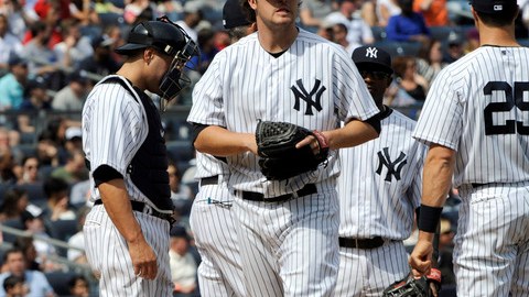 El abridor de los Yankees, Phil Hughes (segundo desde la izq), abandona la lomita en el cuarto inning del juego de ayer contra los Angelinos.