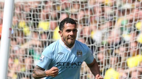 El argentino Carlos Tevez, del Manchester City, celebra uno de sus goles anotados ayer al Norwich City en el estadio Carrow Road en Norwich.