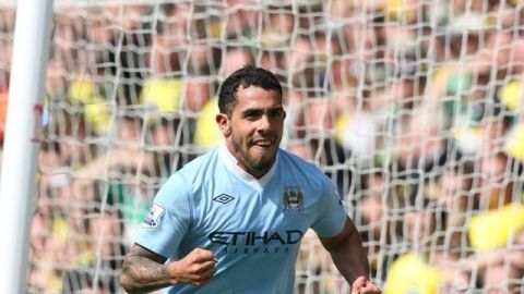 El argentino Carlos Tevez, del Manchester City, celebra uno de sus goles anotados ayer al Norwich City en el estadio Carrow Road en Norwich.