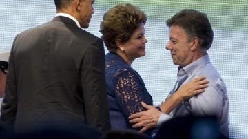 Los presidentes, Barack Obama, izquierda,  y Juan Manuel Santos saludan a la mandataria de Brasil, Dilma Rousseff, durante la Cumbre de las Américas.