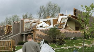 Una vivienda en ruinas tras el paso de un tornado en Creston, en el estado de Iowa.