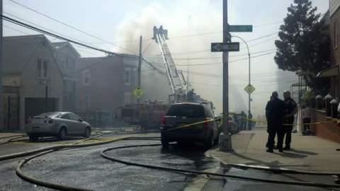 El incendio se extendió a varios edificios de la Avenida Van Nest en El Bronx.