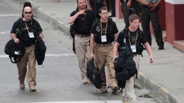 Un grupo de agentes del Servicio Secreto de Estados Unidos recorre los alrededores del Centro de Convenciones en Cartagena donde se realizaría la 6ta Cumbre de las Américas.