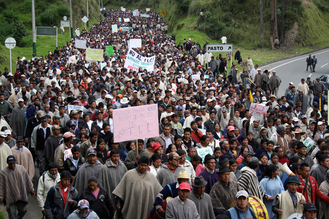 Indígenas protestan contra el Tratado de Libre Comercio entre Colombia y los Estados Unidos, en una manifestación en Ipiales, Colombia, el 9 de marzo de 2011.