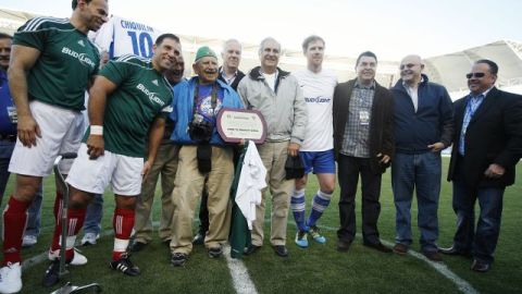 El fotógrafo Jorge García, mejor conocido como “Chiquilín” recibió un merecido homenaje en el Home Depot Center.