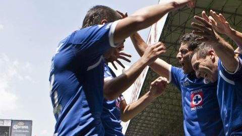 Jugadores de Cruz Azul celebran en el Nemesio Díez.