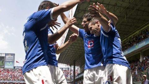 Jugadores de Cruz Azul celebran en el Nemesio Díez.