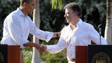 Los presidentes de Colombia, Juan Manuel Santos (der.), y de EEUU, Barack Obama (izq.), estrechan sus manos tras rueda de prensa.