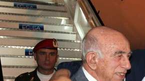 Hugo Chávez (cen.), junto a su hija y Ramon Machado Ventura, a su llegada a Cuba.