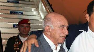 Hugo Chávez (cen.), junto a su hija y Ramon Machado Ventura, a su llegada a Cuba.