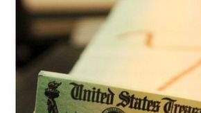 El Gobierno federal envía 73 millones de pagos mensuales, y ahora está en la fase de eliminar todos los servicios postales de cheques; las personas recibirán sus pagos  a través de servicios electrónicos.