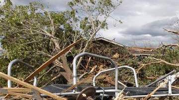 La gobernadora de Oklahoma, Mary Fallin (der.) observa los daños.