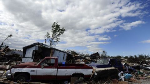 Daños causados en el Pineaire Mobile Home Park tras el paso de un tornado.