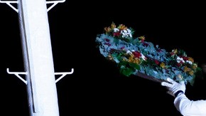 Un miembro de la tripulación del MS Balmoral Titanic arroja una corona de flores  durante una ceremonia conmemorativa, con motivo del 100 aniversario  del desastre del Titanic, en el lugar del naufragio en el Océano Atlántico.