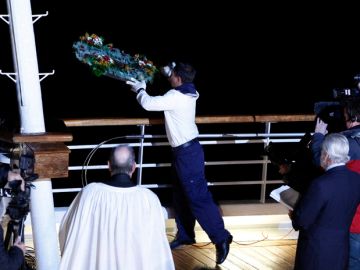 Un miembro de la tripulación del MS Balmoral Titanic arroja una corona de flores  durante una ceremonia conmemorativa, con motivo del 100 aniversario  del desastre del Titanic, en el lugar del naufragio en el Océano Atlántico.