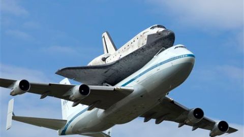 El Discovery sobre un avión 747.