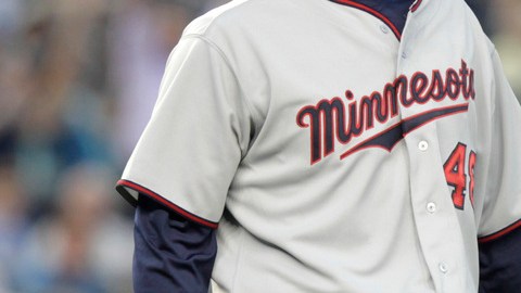 Tras un comienzo vacilante, el ex Yankee Carl Pavano se tranquilizó y dominó a su antiguo equipo, llevando a los Mellizos a un gran triunfo por 7-3.
