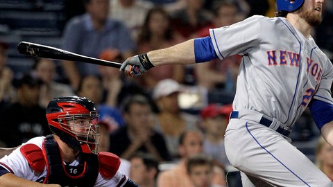 Ike Davis observa su vuelacercas de tres carreras en la sexta entrada que le dio a los Mets la ventaja y finalmente el triunfo ante Atlanta por pizarra de 6-1.