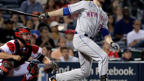 Ike Davis observa su vuelacercas de tres carreras en la sexta entrada que le dio a los Mets la ventaja y finalmente el triunfo ante Atlanta por pizarra de 6-1.