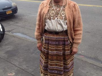 Magdalena N., en su traje tradicional del altiplano, paró un momento para posar cuando pasaba por la 18 Avenue.
