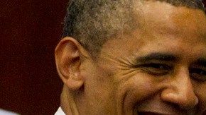 El presidente Barack Obama sonrie a  su llegada a la Cumbre de las Americas.