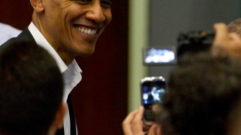 El presidente Barack Obama sonrie a su llegada a la Cumbre de las Americas.