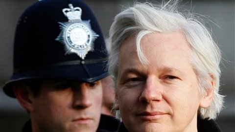 Julian Assange permanece sin poder salir de Londres por un proceso de extradición a Suecia por crímenes sexuales.