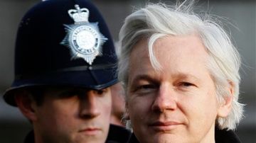 Julian Assange permanece sin poder salir de Londres por un proceso de extradición a Suecia por crímenes sexuales.