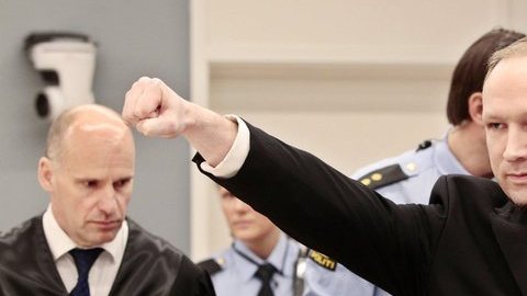 El asesino de masas noruego, Anders Behring Breivik, se declaró inocente en un tribunal tras haber asesinado a 77 personas.