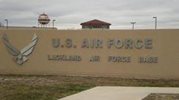 La Patrulla fronteriza envió a niños inmigrantes a la base aérea de Lackland.