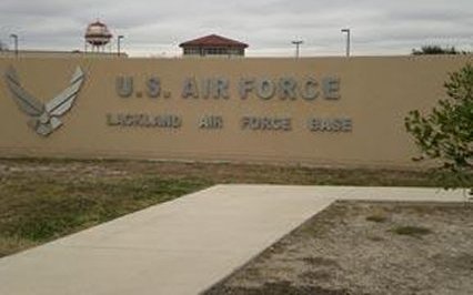La Patrulla fronteriza envió a niños inmigrantes a la base aérea de Lackland.
