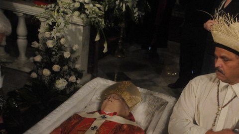 El cuerpo del cardenal Luis Aponte Martínez fue expuesto  en la catedral de San Juan Bautista donde luego fue  sepultado en un sarcófago de mármol. A su lado, con machete en mano,  el jíbaro "morivivi" sirve de guardia de honor.