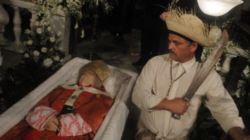 El cuerpo del cardenal Luis Aponte Martínez fue expuesto  en la catedral de San Juan Bautista donde luego fue  sepultado en un sarcófago de mármol. A su lado, con machete en mano,  el jíbaro "morivivi" sirve de guardia de honor.