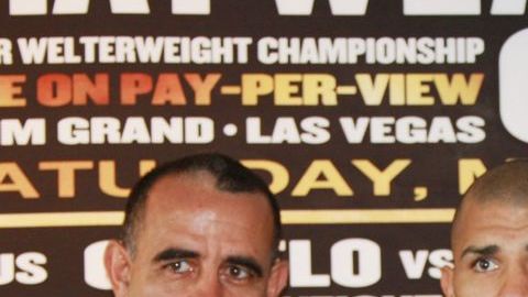 Oscar de la Hoya dice que el secreto de Cotto es su nuevo entrenador Pedro Luis Díaz.