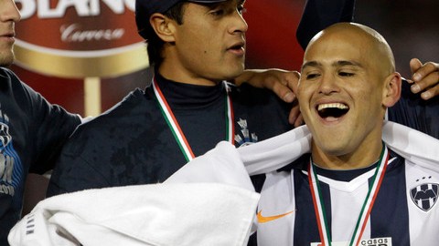 Humberto Suazo (centro), ya descansado, será un peligro hoy para la zaga lagunera, que aspira a llevarse un empate de Monterrey.