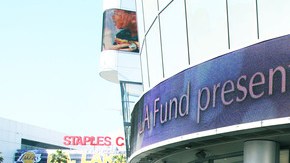 Estudiantes del distrito escolar de Los Ángeles fueron llevados al teatro Nokia, donde vieron  el cortometraje "Bully", el cual fue reclasificado para que pudiera ser visto por los alumnos.