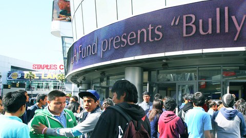 Estudiantes del distrito escolar de Los Ángeles fueron llevados al teatro Nokia, donde vieron  el cortometraje "Bully", el cual fue reclasificado para que pudiera ser visto por los alumnos.