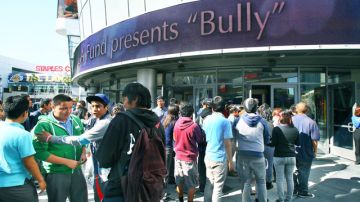 Estudiantes del distrito escolar de Los Ángeles fueron llevados al teatro Nokia, donde vieron  el cortometraje "Bully", el cual fue reclasificado para que pudiera ser visto por los alumnos.