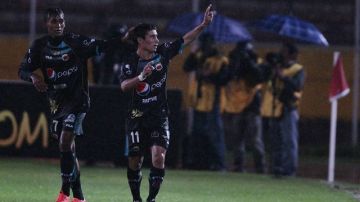Gustavo Alustiza (der.) del Deportivo Quito de Ecuador  celebra su gol en la victoria contundente de  5-0 sobre las  Chivas de Guadalajara.