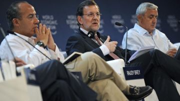 El presidente del Gobierno español, Mariano Rajoy (c.) interviene en la edición latinoamericana del Foro Económico Mundial, lo acompañan el presidente de México, Felipe Calderón (i.) y el de Guatemala, Otto Pérez Molina (d.).