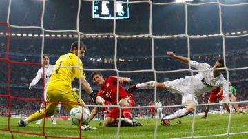 Mario Gómez (al centro) convierte el agónico tanto que le dio la victoria al Bayern Munich 2-1 sobre el Real Madrid en la semifinal de ida en la Champions.